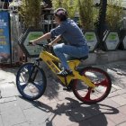 La gente llega hasta el laboratorio de reciclaje para depositar lo que ya no utilizan.