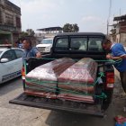 Parientes recogieron los féretros para darles cristiana sepultura.