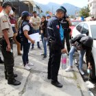 Las autoridades suelen hacer regar el trago a los infractores para que de alguna forma aprendan la lección.