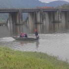 Bomberos de dos cantones siguen en la búsqueda.