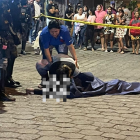 La madre de uno de los acribillados llegó hasta el sitio en el que acabaron con la vida de su hijo. La mujer se aferró al cadáver.