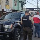 Las personas se acercaron para ver el trabajo de los policías que estaban indagando en el carro de la víctima.