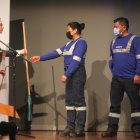 En la ceremonia les entregaron una pala y una escoba bendecidas.