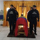 Féretro de la agente Policial Verónica Songor llegó a Loja y fue recibida con honores por sus compañeros
