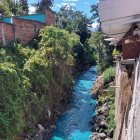 Hace una semana el San Nicolás se ‘pintó’ de color turquesa. La gente atribuye esto a una fábrica, pero todavía se está investigando.