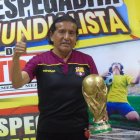 Luis Machuca levanta la copa de la suerte de EXTRA. Con su parlante vivirá su propio Mundial.