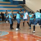 Segundo Castillo y Patricio Urrutia, con los ojos tapados durante el partido.