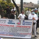 Decenas de dirigentes del gremio a nivel nacional hicieron un plantón en la Plaza Grande.