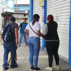 Al pie de una farmacia de la avenida Casuarina un hombre fue asesinado a tiros.