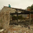 Poco a poco fueron derribando la casa abandonada.