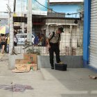 En este lugar fue asesinado Adrián Macías Quisphe y heridas de bala la vendedora de frutas y su niña.