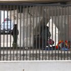 La familia caminó desde Mapasingue hasta la avenida Carlos Julio Arosemena. Se ubicó debajo de un paso a desnivel para descansar.