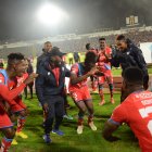 Los jugadores de El Nacional sacaron sus mejores pasos de baile durante el festejo en la cancha del estadio Atahualpa.