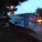 Los bomberos recomiendan manejar con cuidado cuando el asfalto está mojado por las lluvias.