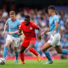 El ecuatoriano Moisés Caicedo (25) disputa la pelota con Kevin de Bruyne (17) y Rodrigo.