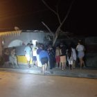 Los vecinos se aglomeraron junto al cuerpo del fallecido.