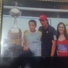 Luis Lirio en el 2008 junto a la Copa Libertadores y José Cevallos.