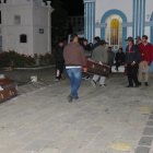 Familiares y amigos de los fallecidos en la morgue de Riobamba.