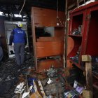 Las llamas consumieron lo que había dentro del inmueble. Personal de la municipalidad inspeccionó el área del suceso.