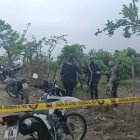 Los agentes cercaron la escena para indagar y luego llevarse el cuerpo.