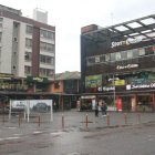 En los locales de la Plaza Foch, en el norte de Quito, no hay ambiente futbolero. Los locales tienen decoración referente a Hallowen.