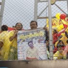John Morales asistió al estadio junto a su hija menor. Con orgullo mostraron la imagen de su abuelita Magu, fiel hincha de Aucas.