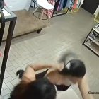 A la trabajadora la 'mechonearon', la embalaron y amenazaron.