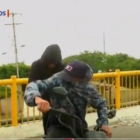 Sujetos en moto intentaron robar a la periodistas mientras realizaba una transmisión en vivo,