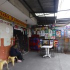 En esta tienda, un grupo de personas se encontraban reunidas cuando fueron interrumpidas por delincuentes.