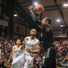 Barcelona (d) y el quinteto de Jorge Guzmán están igualados en la final de la Liga BásquetPro.