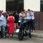 Los deudos recibieron la noticia en los exteriores del hospital Martín Icaza.