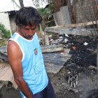 Ángel Plazarte, durante un incendio, perdió todas sus pertenencias.