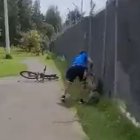 El hombre que ataca al perro argumentaba que lo hacía porque este habría agredido al suyo.