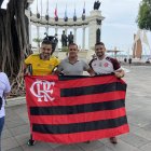 El ecuatoriano Eduardo Guzmán hizo amistad con dos hinchas de Flamengo en el sector de La Rotonda de Guayaquil.