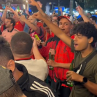 Decenas de hinchas del Flamengo 'invadieron' los locales de Puerto Santa Ana.
