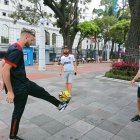 Un grupo de hinchas brasileños de Flamengo demostraron ser habilidosos con el balón.