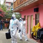 Agentes de Criminalística realizaron pericias dentro de la habitación.