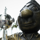 Juan Pueblo posó junto al trofeo de la Copa Libertadores de América.
