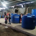 En el operativo se halló un inmueble con tanques llenos de bebida alcohólica.