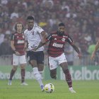 Flamengo (rojinegro) y Athlético Paranaense se enfrentan en Guayaquil, en la final de la Copa Libertadores.