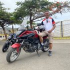 El brasileño Natal Rivemar junto a su compañera de viaje, a la que llama Lobo Solitario.