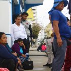 Allegados de los pescadores desaparecidos esperan al pie de la Capitanía en Salinas.
