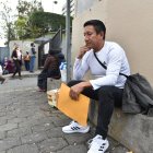 Guillermo Tipán acude a diario al Hospital Eugenio Espejo de Quito, para conocer el estado de salud de su hija.