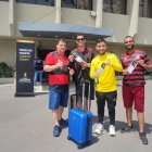 Decenas de extranjeros llegan hasta el centro comercial Alban Borja para canjear su entrada al estadio.