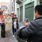 Los niños son los más sorprendidos cuando ven al animal caminando por el centro de la capital.