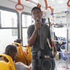 Max Monaga en su trabajo diario, en los buses que circulan entre Pascuales y Los Vergeles, sale antes de las 07:30.