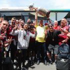 El actual presidente y candidato estuvo con el equipo que ganó ayer la Copa Libertadores en Guayaquil.