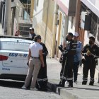 Agentes de la Unidad de Criminalística recopilaron los indicios en el lugar donde falleció la víctima.