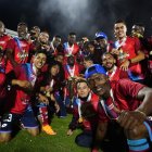 La celebración de los jugadores de El Nacional tras terminar como campeones del torneo de la Serie B y alcanzar el ascenso.