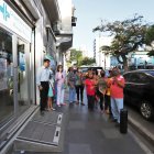 Los pacientes se manifestaron en el exterior del dispensario.